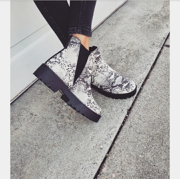 The Reign// snake print boot - Picture 5 of 5